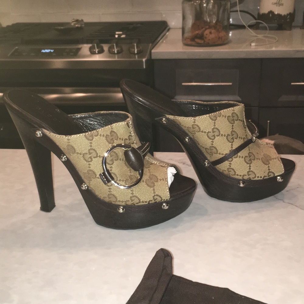 BRAND NEW NEVER WORN GUCCI HEELS